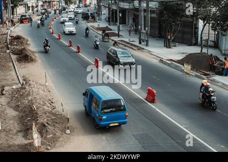 Aktivitäten am Morgen in einer Straße in Malang, Ost-Java, Indonesien Stockfoto