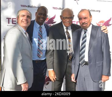 MIAMI, FLORIDA - NOVEMBER 03: Albert Milo Jr, President Related Urban Development Group, James Bush III, State Representative House District 109, Lorenzo Simmons, ehemaliger TEDc-Präsident, Und Jorge Pérez, Gründer und CEO der Related Group, nehmen am 03. November 2022 an der bahnbrechenden und feierlichen Eröffnung von zwei der neuesten erschwinglichen Wohnsiedlungen von TEDc im Edison Tower in Miami, Florida, Teil. (Foto von JL/Sipa USA) Quelle: SIPA USA/Alamy Live News Stockfoto