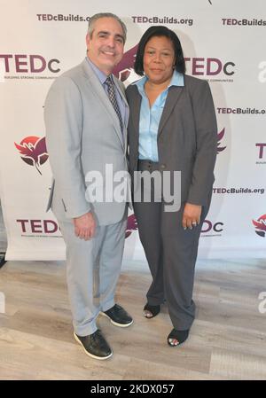 MIAMI, FLORIDA - 03. NOVEMBER: Albert Milo Jr., President Related Urban Development Group, und Carol Gardner, President von TEDc, nehmen am 03. November 2022 an der bahnbrechenden und feierlichen Eröffnung von zwei der neuesten erschwinglichen Wohnanlagen von TEDc im Edison Tower in Miami, Florida, Teil. (Foto von JL/Sipa USA) Quelle: SIPA USA/Alamy Live News Stockfoto