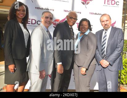 MIAMI, FLORIDA - NOVEMBER 03: Ashley Gantt, Repräsentant des State House District, Albert Milo Jr, President Related Urban Development Group, Lorenzo Simmons, ehemaliger TEDc-Präsident, Carol Gardner, Präsident von TEDc, und Jorge Pérez, Gründer und CEO der Related Group nehmen am 03. November 2022 an der bahnbrechenden und feierlichen Eröffnung von zwei der neuesten erschwinglichen Wohnanlagen von TEDc im Edison Tower in Miami, Florida, Teil. (Foto von JL/Sipa USA) Quelle: SIPA USA/Alamy Live News Stockfoto