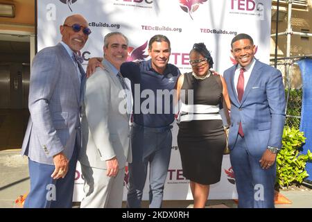 MIAMI, FLORIDA – 03. NOVEMBER: Eric Knowles, Präsident der Miami Dade Chamber of Commerce, Albert Milo Jr., Präsident der Related Urban Development Group, Francis Suarez, Bürgermeister der Stadt Miami, Michelle Spence-Jones und NBC 6 News Co-Anchor Jawan Strader nehmen am 03. November 2022 in Miami, Florida, an der bahnbrechenden und feierlichen Eröffnung von zwei der neuesten erschwinglichen Wohnanlagen von TEDc im Edison Tower Teil. (Foto von JL/Sipa USA) Quelle: SIPA USA/Alamy Live News Stockfoto