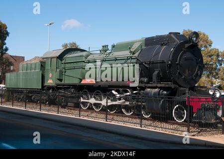 Historische Western Australia Government Railways Lokomotive (1943), ausgestellt am East Perth Terminal der transkontinentalen Indian Pacific Railway Stockfoto