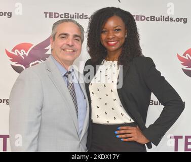 MIAMI, FLORIDA - 03. NOVEMBER: Albert Milo Jr., President Related Urban Development Group und Ashley Gantt, Repräsentant des State House District, nehmen am 03. November 2022 an der bahnbrechenden und großen Eröffnung von zwei der neuesten erschwinglichen Wohnanlagen von TEDc im Edison Tower in Miami, Florida, Teil. (Foto von JL/Sipa USA) Quelle: SIPA USA/Alamy Live News Stockfoto