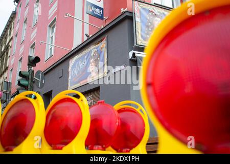 Köln, Deutschland. 08.. November 2022. Warnbanner sind am Eingang zur Partymeile Zülpicher Straße zum Beginn der Karnevalssaison am 11,11 angebracht. Zum Karnevalsbeginn am 11,11. Wird es wohl vor allem in Köln richtig rund gehen: Die Jecken können wieder ohne Corona-Bedingungen feiern - und an einem Freitag. Aber die Stadt und die Bewohner freuen sich mit etwas Sorge auf den Tag. (To dpa 'Chaos on the Horizon - Cologne prepares for the 11,11. Rush') Quelle: Thomas Banneyer/dpa/Alamy Live News Stockfoto