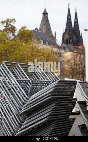 Köln, Deutschland. 08.. November 2022. Zum Beginn der Karnevalssaison am 11,11 sind am Kölner Heumarkt Sperrzäune im Einsatz. Zum Karnevalsbeginn am 11,11. Wird es wohl vor allem in Köln richtig rund gehen: Die Jecken können wieder ohne Corona-Bedingungen feiern - und an einem Freitag. Aber die Stadt und die Bewohner freuen sich mit etwas Sorge auf den Tag. (To dpa 'Chaos on the Horizon - Cologne prepares for the 11,11. Rush') Quelle: Thomas Banneyer/dpa/Alamy Live News Stockfoto