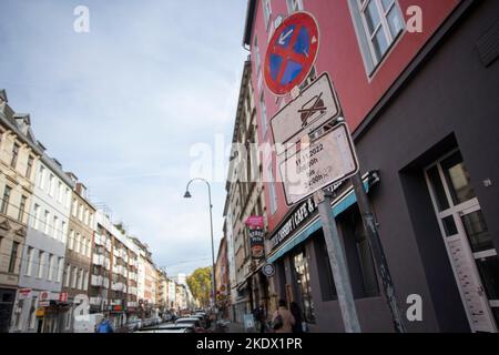 Köln, Deutschland. 08.. November 2022. Zum Beginn der Karnevalssaison sind auf der Partymeile Zülpicher Straße Hinweisschilder zum Parken angebracht. Zum Karnevalsbeginn am 11,11. Wird es wohl vor allem in Köln richtig rund gehen: Die Jecken können wieder ohne Corona-Einschränkungen feiern - und an einem Freitag. Aber die Stadt und die Bewohner freuen sich mit etwas Sorge auf den Tag. (To dpa 'Chaos on the Horizon - Cologne prepares for the 11,11. Rush') Quelle: Thomas Banneyer/dpa/Alamy Live News Stockfoto