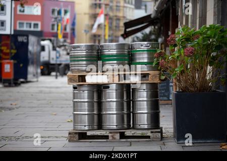 Köln, Deutschland. 08.. November 2022. Zum Beginn der Karnevalssaison stehen vor einer Kneipe in der Kölner Altstadt Bierfässer an. Zum Karnevalsbeginn am 11,11. Wird es vor allem in Köln richtig lebhaft: Die Jecken können wieder ohne Corona-Anforderungen feiern - und zwar an einem Freitag. Aber die Stadt und die Bewohner freuen sich mit etwas Sorge auf den Tag. (To dpa 'Chaos on the Horizon - Cologne prepares for the 11,11. Rush') Quelle: Thomas Banneyer/dpa/Alamy Live News Stockfoto