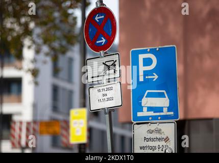 Köln, Deutschland. 08.. November 2022. Zum Beginn der Karnevalssaison sind auf der Partymeile Zülpicher Straße Hinweisschilder zum Parken angebracht. Zum Karnevalsbeginn am 11,11. Wird es wohl vor allem in Köln richtig rund gehen: Die Jecken können wieder ohne Corona-Einschränkungen feiern - und an einem Freitag. Aber die Stadt und die Bewohner freuen sich mit etwas Sorge auf den Tag. (To dpa 'Chaos on the Horizon - Cologne prepares for the 11,11. Rush') Quelle: Thomas Banneyer/dpa/Alamy Live News Stockfoto