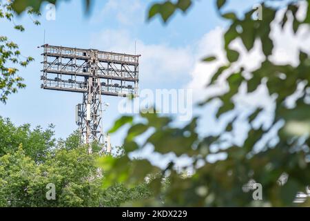 Großer Beleuchtungsturm für ein Straßenstadion, ein Fußballfeld mit großen Flutlichtern Stockfoto