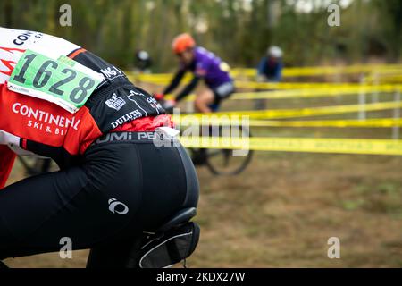 WA22728-03...WASHINGTON - Tom, bereitet sich darauf vor, beim Magnuson Park Cyclocross-Rennen eine der Parcours-Labyrinthabschnitte mit zahlreichen Kurven zu betreten. Stockfoto