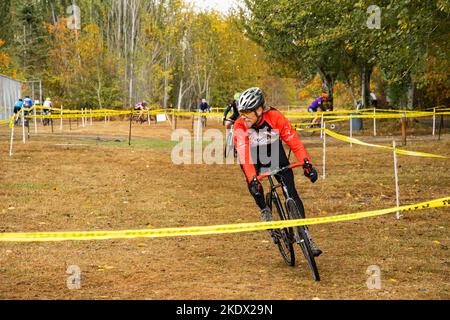 WA22733-00...WASHINGTON - Radfahrer, Tom Kirkendall, die während eines Cyclocross-Rennens im Madison Park in Seattle durch eine Reihe von Kurven fahren. Stockfoto