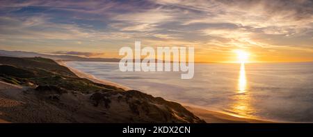 Sonnenuntergangspanorama über Monterey Bay von den Sanddünen in Marina Stockfoto