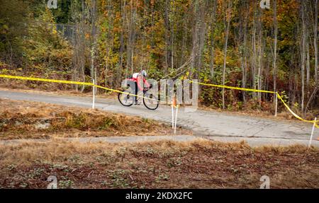 WA22736-00...WASHINGTON - Tom Kirkendall, Cyclocross-Rennfahrer, bereitet sich während des Rennens im Magnuson Park in Seattle auf die Wende vor. Stockfoto