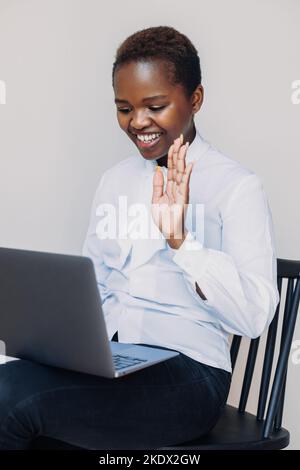 Afroamerikanische Frau, die online am Laptop arbeitet und Videoanruf hat. Blogger Influencer Aufnahme Video Blog. Geschäftstreffen. Webmeeting Stockfoto