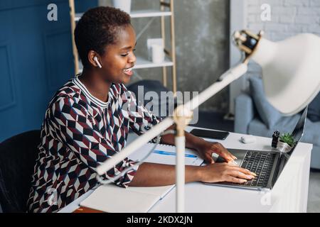 Junge afroamerikanische Geschäftsfrau mit Laptop im Büro sitzen machen Online-Webcam-Videoanruf. Menschen leben. Geschäftstreffen. Webmeeting Stockfoto