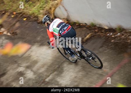 WA22738-00...WASHINGTON - der Cyclocross-Fahrer Tom Kirkendall fährt auf nassem, rutschigem Untergrund beim Rennen im Magnuson Park in Seattle. Stockfoto