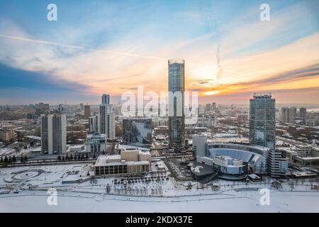 Jekaterinburg-Stadt mit Gebäuden der Regionalregierung und des Parlaments, Dramatisches Theater, Iset-Turm, Yeltsin-Zentrum, Panoramablick bei Sonnenuntergang im Winter Stockfoto