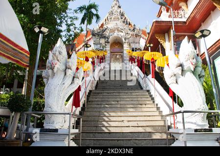 Alte Ruinen Gebäude Naga Treppe und Tor Eingang von Wat Phra, dass Cho Hae Tempel für thailänder ausländische Reisende Reise besuchen Respekt beten BU Stockfoto