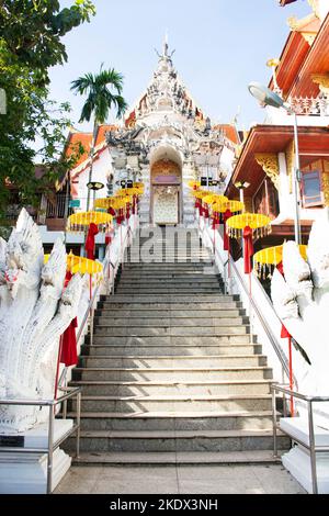 Alte Ruinen Gebäude Naga Treppe und Tor Eingang von Wat Phra, dass Cho Hae Tempel für thailänder ausländische Reisende Reise besuchen Respekt beten BU Stockfoto