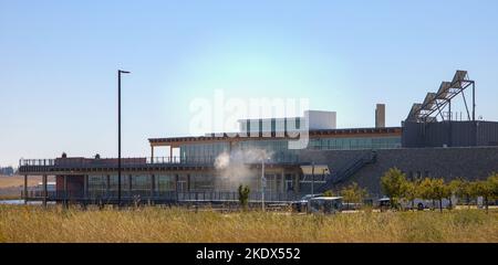 Calgary, Alberta / Kanada - 01 2022. Oktober: Außenansicht und Perspektive des Ralph Klein Park Visitor Centre Stockfoto