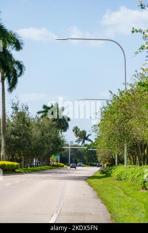 Gepflegte und gepflegte Landschaftsstraßen in Weston Florida USA Stockfoto