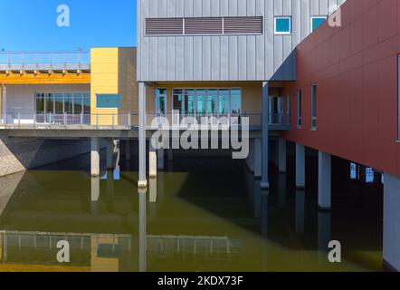Calgary, Alberta / Kanada - 01 2022. Oktober: Außenansicht und Perspektive des Ralph Klein Park Visitor Centre Stockfoto