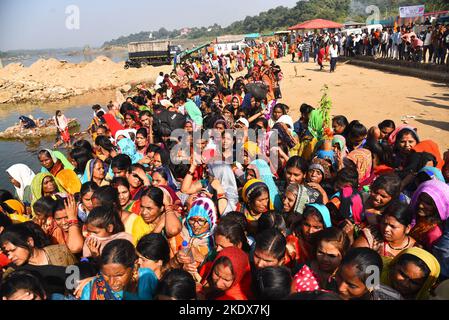 Jabalpur, Madhya Pradesh, Indien, 8.. November: Hinduistische Anhänger nahmen am Narmad panchkroshi yatra anlässlich des 'Kartik Purnima' , dem hinduistischen Vollmondfest in Jabalpur, Teil. Foto VON - Uma Shankar Mishra Credit: INDIEN-UMWELT-DÜRRE-WASSER/Alamy Live News Stockfoto