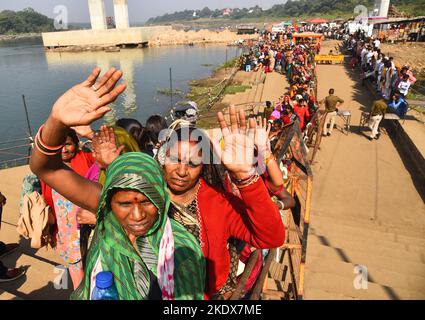 Jabalpur, Madhya Pradesh, Indien, 8.. November: Hinduistische Anhänger nahmen am Narmad panchkroshi yatra anlässlich des 'Kartik Purnima' , dem hinduistischen Vollmondfest in Jabalpur, Teil. Foto VON - Uma Shankar Mishra Credit: INDIEN-UMWELT-DÜRRE-WASSER/Alamy Live News Stockfoto