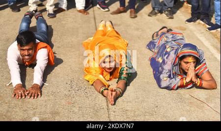 Jabalpur, Madhya Pradesh, Indien, 8.. November: Hinduistische Anhänger nahmen am Narmad panchkroshi yatra anlässlich des 'Kartik Purnima' , dem hinduistischen Vollmondfest in Jabalpur, Teil. Foto VON - Uma Shankar Mishra Credit: INDIEN-UMWELT-DÜRRE-WASSER/Alamy Live News Stockfoto