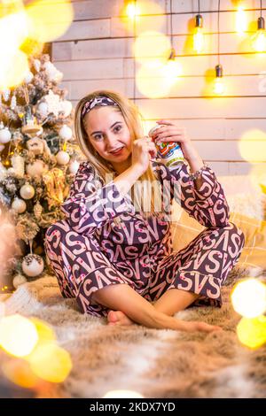 Frau Mit Tasse Heißgetränk Auf Weihnachten Stock Photo Stockfoto