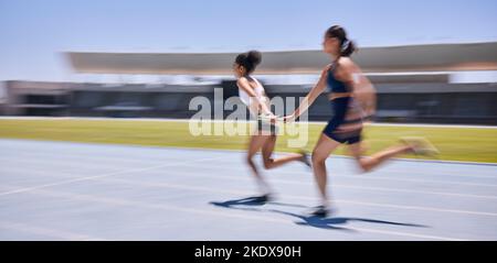 Speedrennen, Staffel und Frau, die im Marathon-Wettbewerb, bei Sportveranstaltungen oder im High-Energy-Track-Sprint läuft. Action, Bewegung und Teamwork eines schnellen Athleten Stockfoto