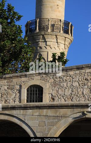 Larnaca, Zypern. 23.. Mai 2022. Djami Kebir Moschee in der Nähe des Finikoudes Strandes. Die Republik Zypern steht an einem historischen und kulturellen Scheideweg zwischen Europa und Asien. Seine Hauptstädte - die Hauptstadt von Nikosia, Limassol, Famagusta und Paphos haben die Einflüsse von Generationen von Eroberern, Pilgern und Reisenden absorbiert und haben eine Atmosphäre, die sowohl kosmopolitisch als auch provinziell ist. Heute ist Zypern ein beliebtes Touristenziel für Besucher aus Europa, das von Hochzeitsreisenden bevorzugt wird (Foto: © Ruaridh Stewart/ZUMA Press Wire) Stockfoto