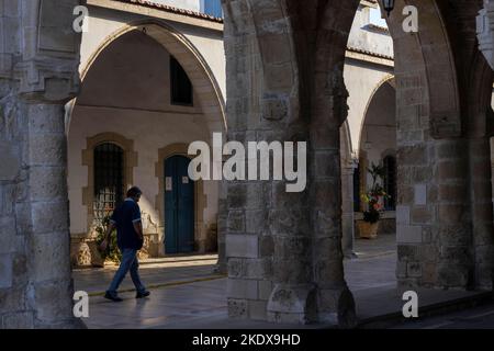 23. Mai 2022, Larnaka, Zypern: Bögen und Details der Lazarus-Kirche, die Ende des 9.. Jahrhunderts gegründet wurde und Architektur von byzantinischem, gotischem, barockem und Rokoko-Einfluss hat. Die Republik Zypern steht an einem historischen und kulturellen Scheideweg zwischen Europa und Asien. Seine Hauptstädte - die Hauptstadt von Nikosia, Limassol, Famagusta und Paphos haben die Einflüsse von Generationen von Eroberern, Pilgern und Reisenden absorbiert und haben eine Atmosphäre, die sowohl kosmopolitisch als auch provinziell ist. Heute ist Zypern ein beliebtes Touristenziel für Besucher aus Europa, begünstigt durch Hochzeitsreisende (Cred Stockfoto