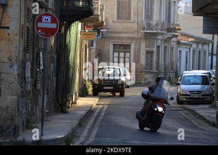 Larnaca, Zypern. 23.. Mai 2022. Straßenszene in Larnaca. Die Republik Zypern steht an einem historischen und kulturellen Scheideweg zwischen Europa und Asien. Seine Hauptstädte - die Hauptstadt von Nikosia, Limassol, Famagusta und Paphos haben die Einflüsse von Generationen von Eroberern, Pilgern und Reisenden absorbiert und haben eine Atmosphäre, die sowohl kosmopolitisch als auch provinziell ist. Heute ist Zypern ein beliebtes Touristenziel für Besucher aus Europa, das von Hochzeitsreisenden bevorzugt wird (Foto: © Ruaridh Stewart/ZUMA Press Wire) Stockfoto