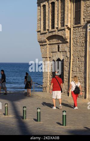 Larnaca, Zypern. 23.. Mai 2022. Larnaca Fort am Strand von Finikoudes. Die Republik Zypern steht an einem historischen und kulturellen Scheideweg zwischen Europa und Asien. Seine Hauptstädte - die Hauptstadt von Nikosia, Limassol, Famagusta und Paphos haben die Einflüsse von Generationen von Eroberern, Pilgern und Reisenden absorbiert und haben eine Atmosphäre, die sowohl kosmopolitisch als auch provinziell ist. Heute ist Zypern ein beliebtes Touristenziel für Besucher aus Europa, das von Hochzeitsreisenden bevorzugt wird (Foto: © Ruaridh Stewart/ZUMA Press Wire) Stockfoto