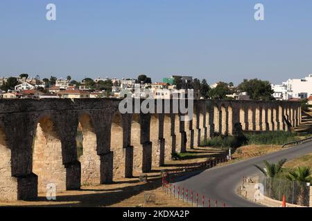 Larnaca, Zypern. 23.. Mai 2022. Kamares Aquädukt, auch bekannt als Bekir Pascha Aquädukt, besteht aus 75 Bögen, wurde ab 1747 gebaut und war bis 1939 in Betrieb. Die Republik Zypern steht an einem historischen und kulturellen Scheideweg zwischen Europa und Asien. Seine Hauptstädte - die Hauptstadt von Nikosia, Limassol, Famagusta und Paphos haben die Einflüsse von Generationen von Eroberern, Pilgern und Reisenden absorbiert und haben eine Atmosphäre, die sowohl kosmopolitisch als auch provinziell ist. (Bild: © Ruaridh Stewart/ZUMA Press Wire) Stockfoto