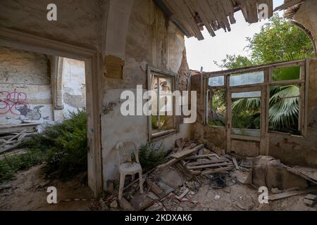 Larnaca, Zypern. 23.. Mai 2022. Ein verderbtes Gebäude in Larnaca. Die Republik Zypern steht an einem historischen und kulturellen Scheideweg zwischen Europa und Asien. Seine Hauptstädte - die Hauptstadt von Nikosia, Limassol, Famagusta und Paphos haben die Einflüsse von Generationen von Eroberern, Pilgern und Reisenden absorbiert und haben eine Atmosphäre, die sowohl kosmopolitisch als auch provinziell ist. Heute ist Zypern ein beliebtes Touristenziel für Besucher aus Europa, das von Hochzeitsreisenden bevorzugt wird (Foto: © Ruaridh Stewart/ZUMA Press Wire) Stockfoto