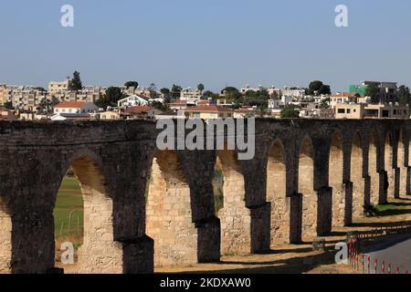 Larnaca, Zypern. 23.. Mai 2022. Kamares Aquädukt, auch bekannt als Bekir Pascha Aquädukt, besteht aus 75 Bögen, wurde ab 1747 gebaut und war bis 1939 in Betrieb. Die Republik Zypern steht an einem historischen und kulturellen Scheideweg zwischen Europa und Asien. Seine Hauptstädte - die Hauptstadt von Nikosia, Limassol, Famagusta und Paphos haben die Einflüsse von Generationen von Eroberern, Pilgern und Reisenden absorbiert und haben eine Atmosphäre, die sowohl kosmopolitisch als auch provinziell ist. (Bild: © Ruaridh Stewart/ZUMA Press Wire) Stockfoto