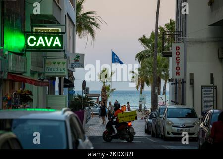 Larnaca, Zypern. 23.. Mai 2022. Strand von Finikoudes in Larnaca. Die Republik Zypern steht an einem historischen und kulturellen Scheideweg zwischen Europa und Asien. Seine Hauptstädte - die Hauptstadt von Nikosia, Limassol, Famagusta und Paphos haben die Einflüsse von Generationen von Eroberern, Pilgern und Reisenden absorbiert und haben eine Atmosphäre, die sowohl kosmopolitisch als auch provinziell ist. Heute ist Zypern ein beliebtes Touristenziel für Besucher aus Europa, das von Hochzeitsreisenden bevorzugt wird (Foto: © Ruaridh Stewart/ZUMA Press Wire) Stockfoto