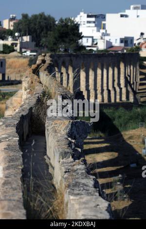 Larnaca, Zypern. 23.. Mai 2022. Kamares Aquädukt, auch bekannt als Bekir Pascha Aquädukt, besteht aus 75 Bögen, wurde ab 1747 gebaut und war bis 1939 in Betrieb. Die Republik Zypern steht an einem historischen und kulturellen Scheideweg zwischen Europa und Asien. Seine Hauptstädte - die Hauptstadt von Nikosia, Limassol, Famagusta und Paphos haben die Einflüsse von Generationen von Eroberern, Pilgern und Reisenden absorbiert und haben eine Atmosphäre, die sowohl kosmopolitisch als auch provinziell ist. (Bild: © Ruaridh Stewart/ZUMA Press Wire) Stockfoto