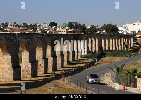 Larnaca, Zypern. 23.. Mai 2022. Kamares Aquädukt, auch bekannt als Bekir Pascha Aquädukt, besteht aus 75 Bögen, wurde ab 1747 gebaut und war bis 1939 in Betrieb. Die Republik Zypern steht an einem historischen und kulturellen Scheideweg zwischen Europa und Asien. Seine Hauptstädte - die Hauptstadt von Nikosia, Limassol, Famagusta und Paphos haben die Einflüsse von Generationen von Eroberern, Pilgern und Reisenden absorbiert und haben eine Atmosphäre, die sowohl kosmopolitisch als auch provinziell ist. (Bild: © Ruaridh Stewart/ZUMA Press Wire) Stockfoto