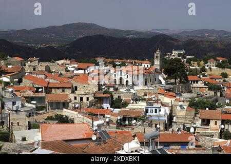 Larnaca, Zypern. 24.. Mai 2022. Pano Lefkara ist ein Dorf auf der Insel Zypern, das für seine Spitze, bekannt als "lefkaritika" und silbernes Kunsthandwerk bekannt ist. Das Dorf hat seinen Namen vom Weiß seiner Kieselsäure und Kalkstein. Es wurde von der japanischen Vereinigung der Reisebüros unter die „ 30 schönsten Städte Europas“ aufgenommen. (Bild: © Ruaridh Stewart/ZUMA Press Wire) Stockfoto