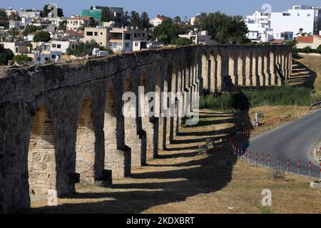 Larnaca, Zypern. 23.. Mai 2022. Kamares Aquädukt, auch bekannt als Bekir Pascha Aquädukt, besteht aus 75 Bögen, wurde ab 1747 gebaut und war bis 1939 in Betrieb. Die Republik Zypern steht an einem historischen und kulturellen Scheideweg zwischen Europa und Asien. Seine Hauptstädte - die Hauptstadt von Nikosia, Limassol, Famagusta und Paphos haben die Einflüsse von Generationen von Eroberern, Pilgern und Reisenden absorbiert und haben eine Atmosphäre, die sowohl kosmopolitisch als auch provinziell ist. (Bild: © Ruaridh Stewart/ZUMA Press Wire) Stockfoto