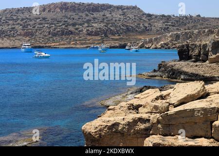 26. Mai 2022, Larnaca, Zypern: Tiefblaues Mittelmeer im Cape Greco National Forest Park am südlichen Ende der Bucht von Famagusta und gehört zur Gemeinde Ayia Napa. Die Republik Zypern steht an einem historischen und kulturellen Scheideweg zwischen Europa und Asien. Seine Hauptstädte - die Hauptstadt von Nikosia, Limassol, Famagusta und Paphos haben die Einflüsse von Generationen von Eroberern, Pilgern und Reisenden absorbiert und haben eine Atmosphäre, die sowohl kosmopolitisch als auch provinziell ist. Heute ist Zypern ein beliebtes Touristenziel für Besucher aus Europa, das von Hochzeitsreisenden bevorzugt wird (Bild: © Ruárid Stockfoto