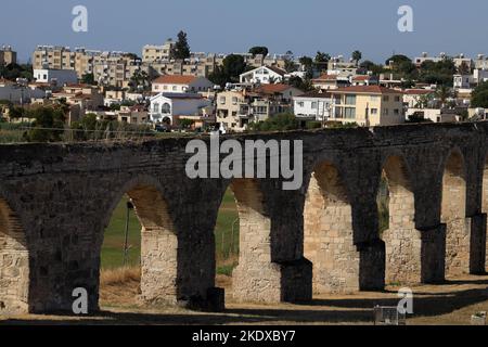 Larnaca, Zypern. 23.. Mai 2022. Kamares Aquädukt, auch bekannt als Bekir Pascha Aquädukt, besteht aus 75 Bögen, wurde ab 1747 gebaut und war bis 1939 in Betrieb. Die Republik Zypern steht an einem historischen und kulturellen Scheideweg zwischen Europa und Asien. Seine Hauptstädte - die Hauptstadt von Nikosia, Limassol, Famagusta und Paphos haben die Einflüsse von Generationen von Eroberern, Pilgern und Reisenden absorbiert und haben eine Atmosphäre, die sowohl kosmopolitisch als auch provinziell ist. (Bild: © Ruaridh Stewart/ZUMA Press Wire) Stockfoto