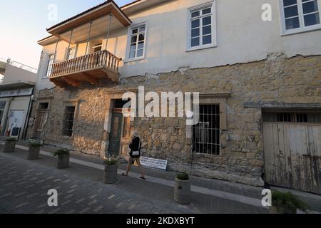 Larnaca, Zypern. 23.. Mai 2022. Straßenszene in Larnaca. Die Republik Zypern steht an einem historischen und kulturellen Scheideweg zwischen Europa und Asien. Seine Hauptstädte - die Hauptstadt von Nikosia, Limassol, Famagusta und Paphos haben die Einflüsse von Generationen von Eroberern, Pilgern und Reisenden absorbiert und haben eine Atmosphäre, die sowohl kosmopolitisch als auch provinziell ist. Heute ist Zypern ein beliebtes Touristenziel für Besucher aus Europa, das von Hochzeitsreisenden bevorzugt wird (Foto: © Ruaridh Stewart/ZUMA Press Wire) Stockfoto