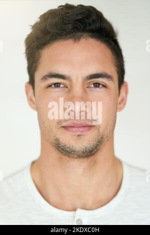 Gerade nach oben Handlichkeit. Studioporträt eines jungen Mannes, der vor einem hellen Hintergrund posiert. Stockfoto