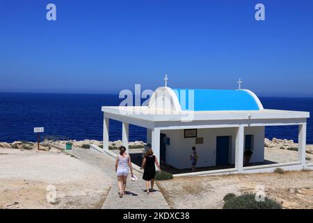 26. Mai 2022, Larnaca, Zypern: Die Agioi Anargyroi Kirche am Kap Greco liegt am Rande einer vertikalen Felsklippe über dem Meer. Es ist den Heiligen Kosmas und Damianos gewidmet. Unterhalb der Kapelle befindet sich eine Höhle mit dem heiligen Wasser der Heiligen. Die Republik Zypern steht an einem historischen und kulturellen Scheideweg zwischen Europa und Asien. Seine Hauptstädte - die Hauptstadt von Nikosia, Limassol, Famagusta und Paphos haben die Einflüsse von Generationen von Eroberern, Pilgern und Reisenden absorbiert und haben eine Atmosphäre, die sowohl kosmopolitisch als auch provinziell ist. (Bild: © Ruaridh Stewart/ZUMA Press Wire Stockfoto