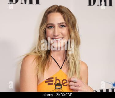 Nashville, USA. 08.. November 2022. Ingrid Andress bei den jährlichen BMI Country Awards 67., die am 8. November 2022 im BMI-Gebäude in Nashville, TN, verliehen wurden. © Curtis Hilbun/AFF-USA.COM Quelle: AFF/Alamy Live News Stockfoto