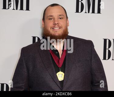 Nashville, USA. 08.. November 2022. Luke Combs bei der Verleihung der jährlichen BMI Country Awards 67. im BMI-Gebäude am 8. November 2022 in Nashville, TN. © Curtis Hilbun/AFF-USA.COM Quelle: AFF/Alamy Live News Stockfoto